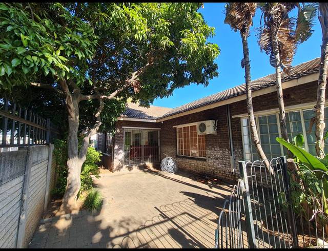 266M² BUILDING FOR SALE IN RUSTENBURG CENTRAL